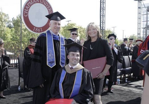 Мать парализованного сына получила диплом МВА, помогая ему окончить магистратуру