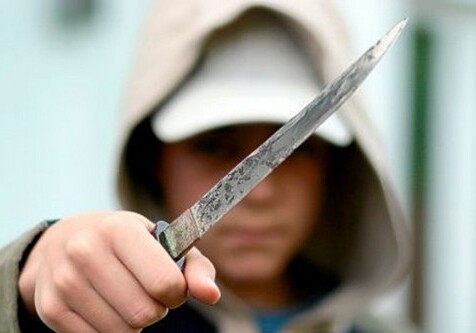 Подросток ударил ножом официанта - в Астаре