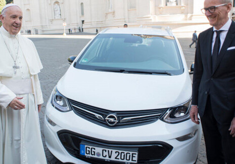 Папа Римский получил новый электрокар Opel Ampera-e 