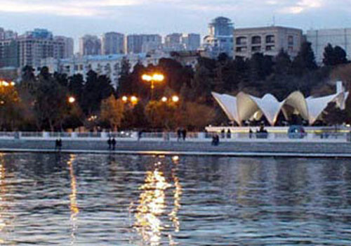 Баку вошел в топ-5 городов, популярных у туристов для летнего уик-энда - ТурСтат