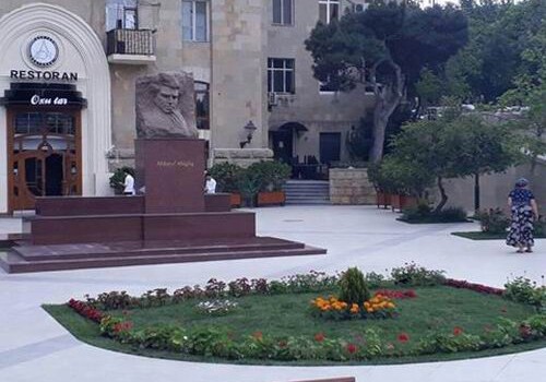 В Баку открыли восстановленный памятник Микаилу Мушфигу (Фото)