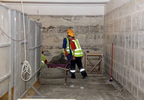 Начался ремонт вестибюлей станции метро «Нефтчиляр»