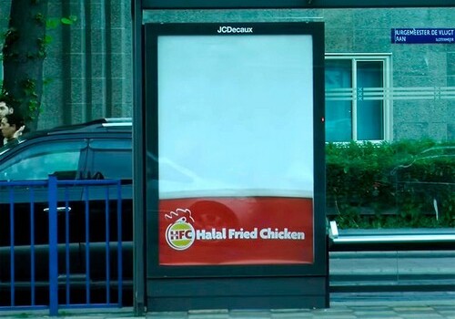 В Амстердаме появилась реклама халяльного фастфуда, учитывающая Рамадан (Фото)