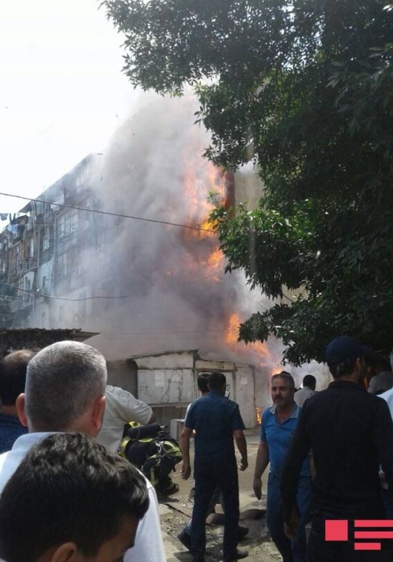В Баку вспыхнул пожар в здании общежития (Фото)