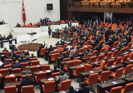Парламент Турции одобрил закон, позволяющий разместить военных в Катаре
