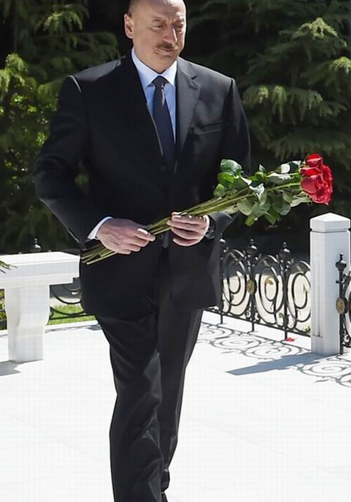 Президент Азербайджана Ильхам Алиев посетил могилу Натига Алиева (Фото)