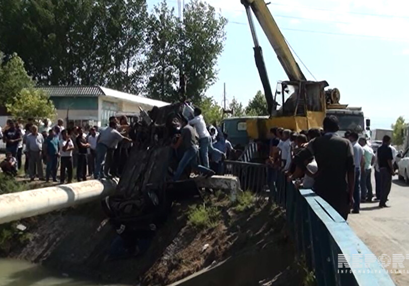 В Агджабеди автомобиль вылетел с моста и упал в водный канал (Фото-Видео) 
