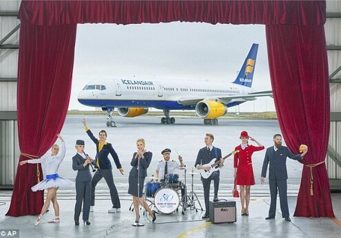 Стюардессы Icelandair сыграют спектакль на высоте 12 тысяч метров (Видео)