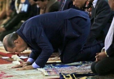 Эрдоган упал в обморок во время праздничной молитвы в мечети (Видео)