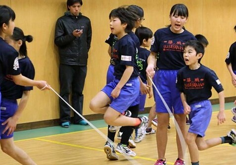 Школьники из Японии установили мировой рекорд по прыжкам через скакалку (Видео)