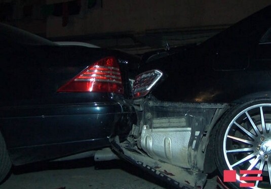 Дворовой лихач: в Баку пьяный водитель помял 7 машин (Фото)