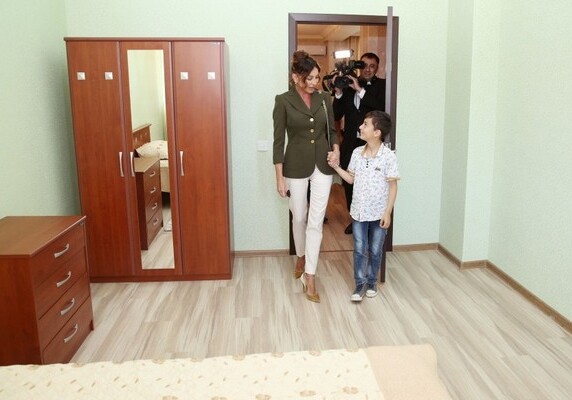 Первый вице-президент Азербайджана приняла участие в церемонии выдачи новых квартир семьям вынужденных переселенцев (Фото)