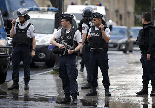 В пригороде Парижа армянин попытался въехать в толпу перед мечетью