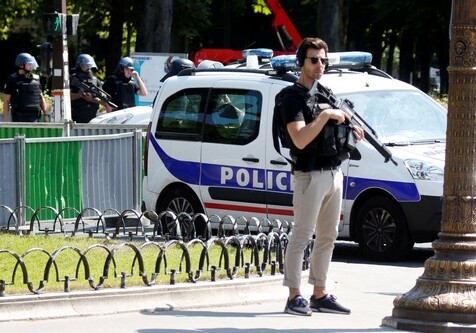 В результате стрельбы у мечети во Франции пострадали 8 человек