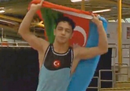 Турецкий борец поднял флаг Азербайджана после победы над армянином (Видео)