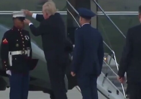 Трамп дважды пытался вернуть солдату сорванную ветром фуражку (Видео)