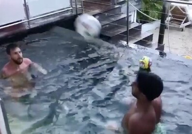 Месси и Суарес показали чудеса футбольной техники в бассейне (Фото-Видео)