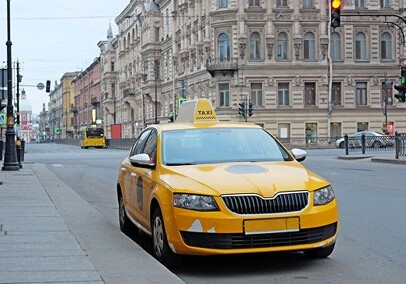 Таксист вернул пассажирке забытую сумку с драгоценностями и полумиллионом рублей