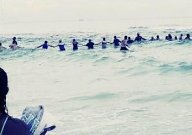 На пляже во Флориде 80 человек создали живую цепь, чтобы спасти утопающих (Видео)