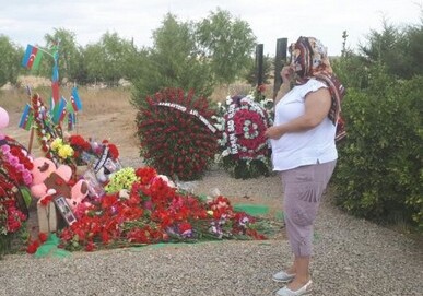 Оксана Алтунян побывала на могиле Сахибы и Захры Гулиевых (Фото)