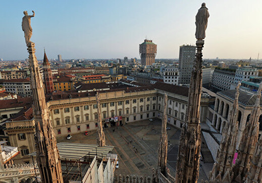 В Милане запретили селфи-палки, напитки в стекле и уличную еду