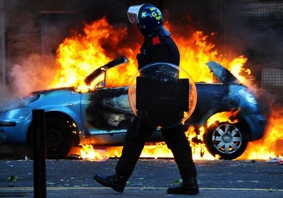 В День взятия Бастилии во Франции сожгли 900 машин, сотни человек задержаны