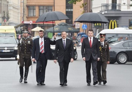 Президент Азербайджана возложил венок к памятнику «Свободы» в Риге (Фото)