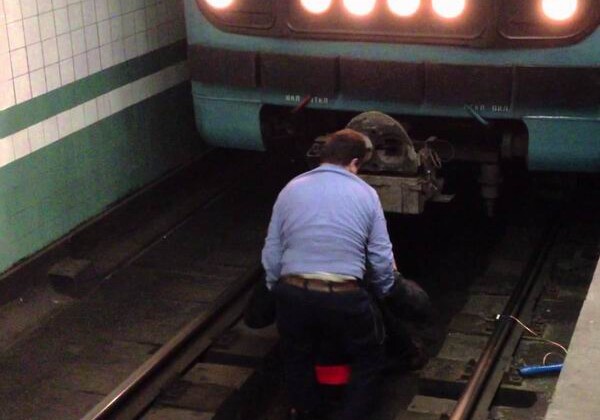 Парень бросился на рельсы в бакинском метро