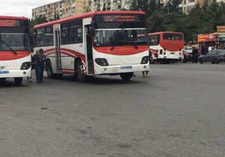 В Баку женщина выпала из пассажирского автобуса