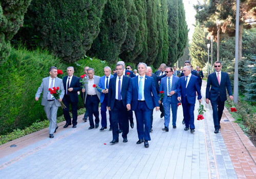 Представители медиа почтили память общенационального лидера Гейдара Алиева в Аллее почетного захоронения (Фото)