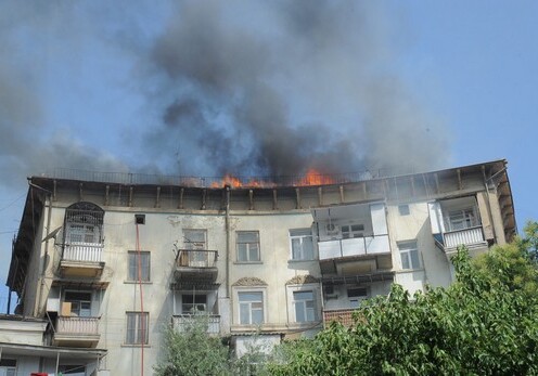 У парка «Измир» в Баку произошел пожар в пятиэтажке (Фото-Видео-Обновлено)