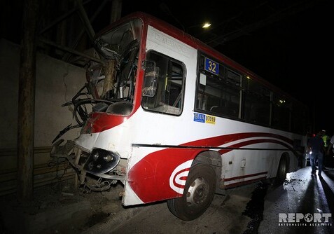 Пассажирский автобус попал в аварию в Баку (Фото)