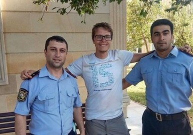 Азербайджанские полицейские спасли польского туриста от напавших собак