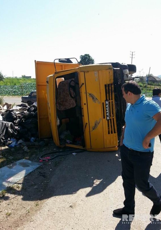 В Гусаре перевернулся мусоровоз, есть пострадавшие (Фото)