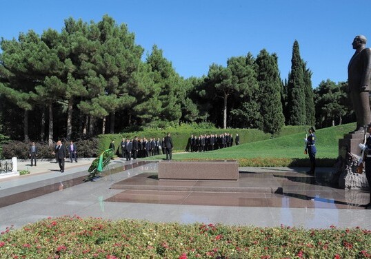 Гурбангулы Бердымухамедов посетил Аллею почетного захоронения (Фото)