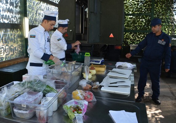 Азербайджанские военные повара в тройке лучших на конкурсе «Полевая кухня» (Фото)