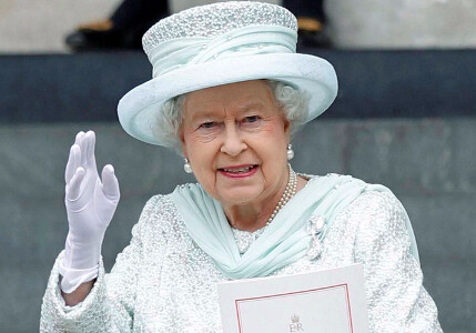 Королева Елизавета II намерена отречься от престола