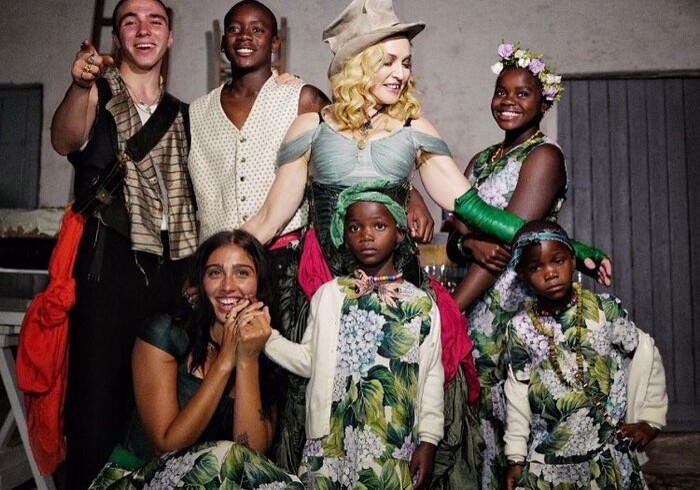 Мадонна впервые поделилась снимком со всеми своими детьми (Фото)