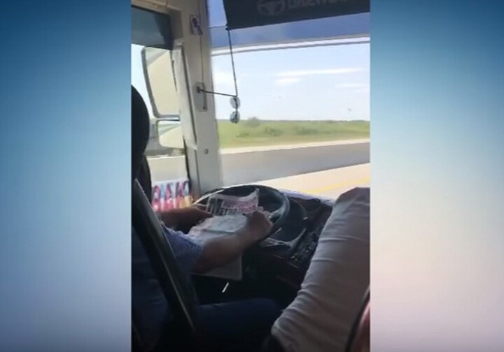 В Азербайджане водитель управлял автобусом, решая кроссворд (Видео)