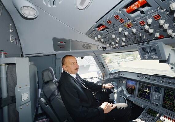 Ильхам Алиев ознакомился с первым доставленным в Баку самолетом «Embraer 190» авиакомпании Buta Airways (Фото)