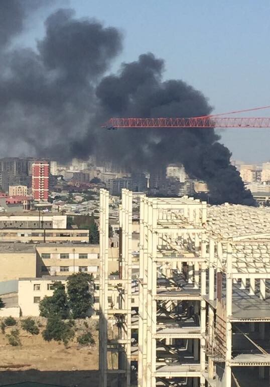 В Баку прогремел сильный взрыв: город окутал черный дым (Фото)