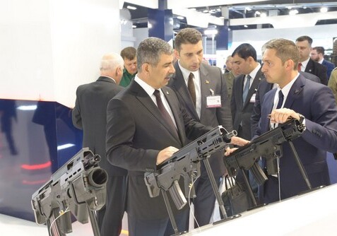 Министр обороны Азербайджана посетил выставку «MSPO-2017» (Фото)
