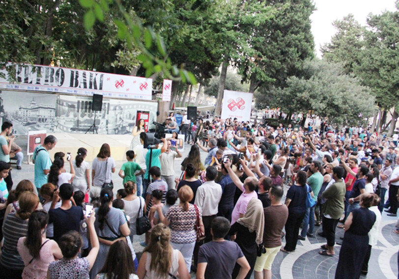 Ильгар Саиль и Анар Нагылбаз приглашают туристов на Площадь фонтанов -  Retro Bakı
