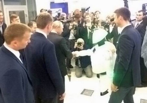 Пермский робот пожал руку президенту Путину (Фото)