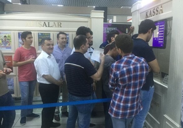 Депутат простоял 4 часа в очереди за билетом на «Карабах» (Фото)