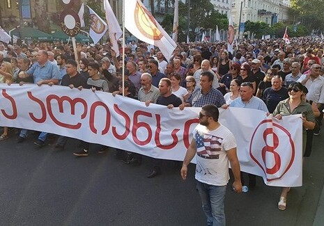 В Тбилиси проходит шествие оппозиции