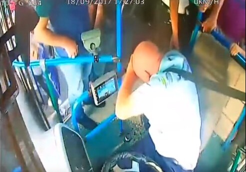 В Баку пассажир избил водителя автобуса (Видео)