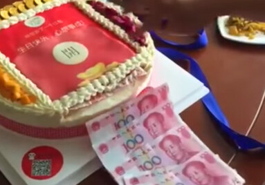 Жительница Китая создала торт, отсчитывающий деньги