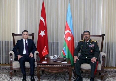 Обсуждены вопросы военного сотрудничества между Азербайджаном и Турцией (Фото)