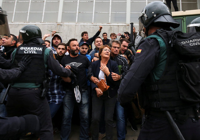 В Каталонии свыше 300 человек пострадали при столкновениях на референдуме (Фото-Видео-Обновлено)